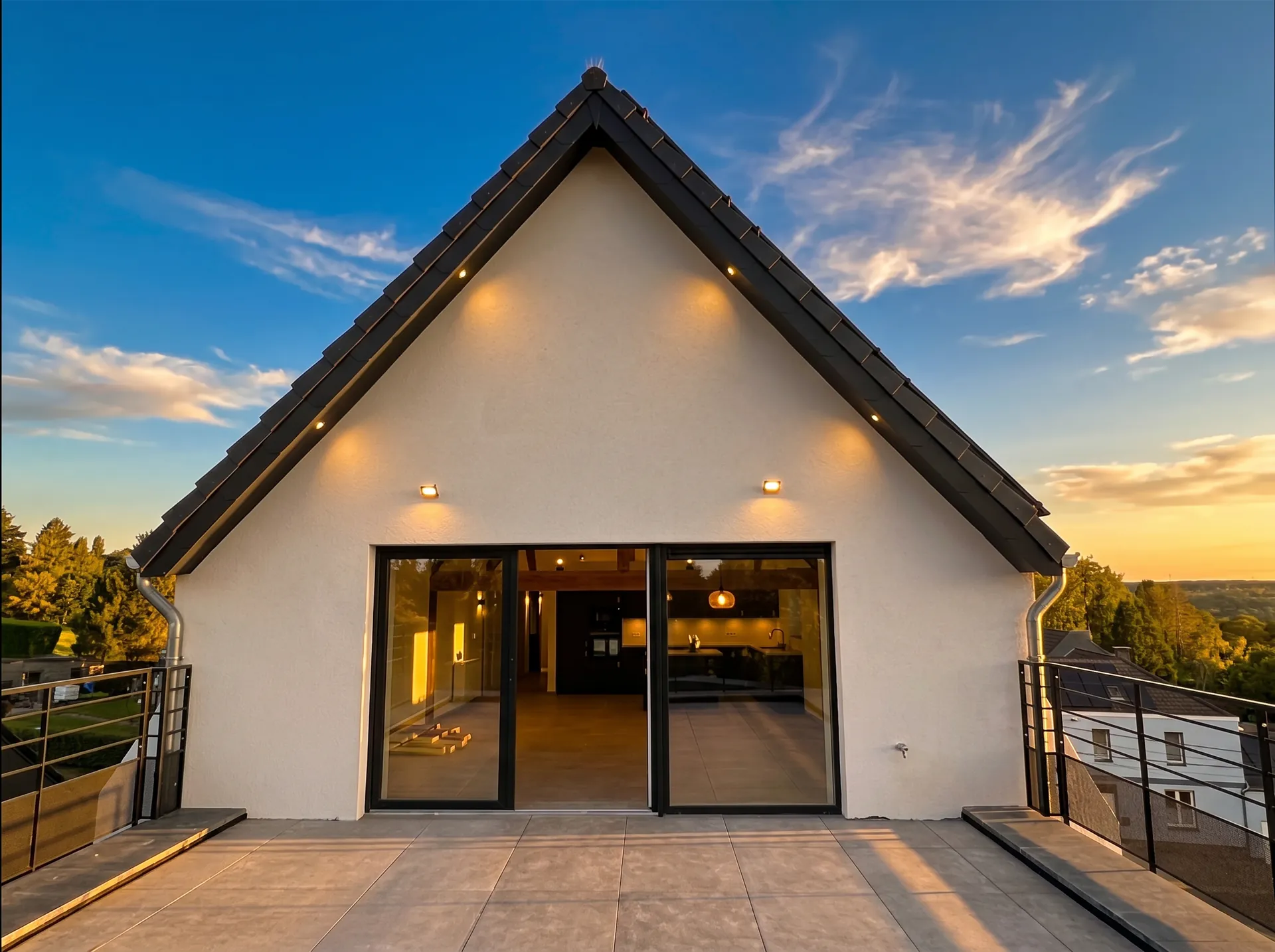Annexe pignon contemporaine avec baies vitrées et terrasse