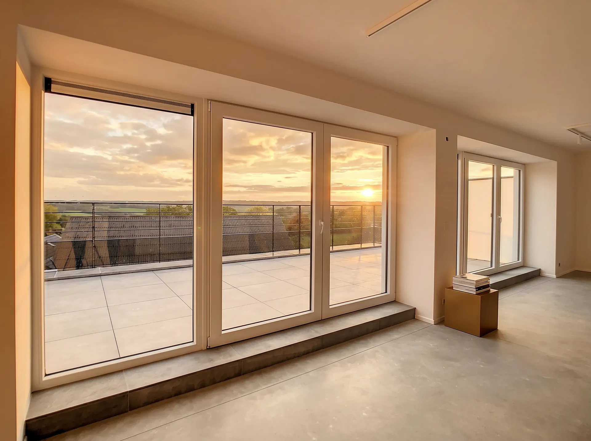 Salon avec grandes baies vitrées et vue panoramique sur la campagne