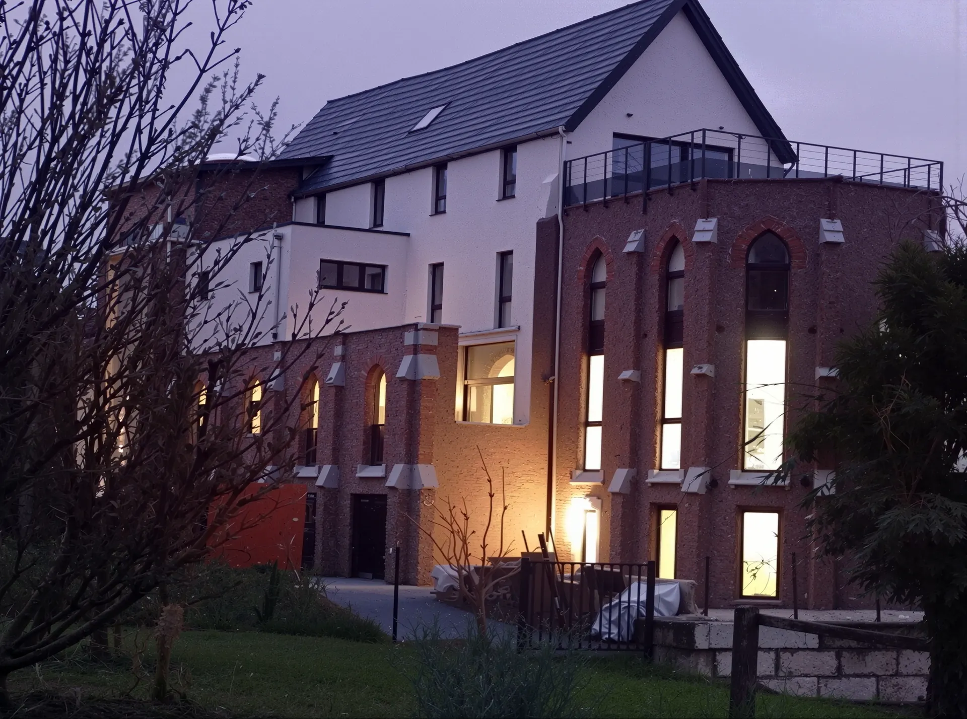 Vue arrière du complexe église et extension au crépuscule