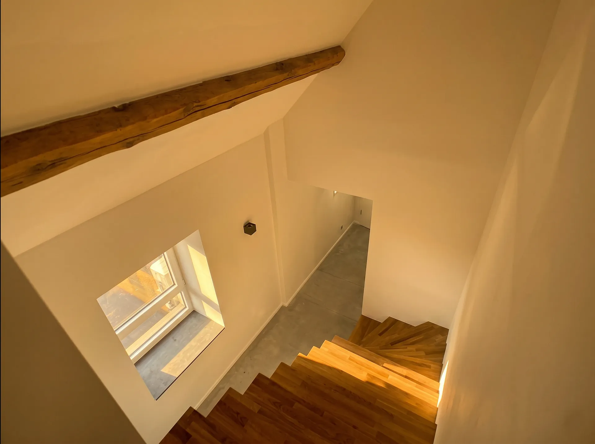 Vue plongeante sur escalier chêne et poutre bois d'origine
