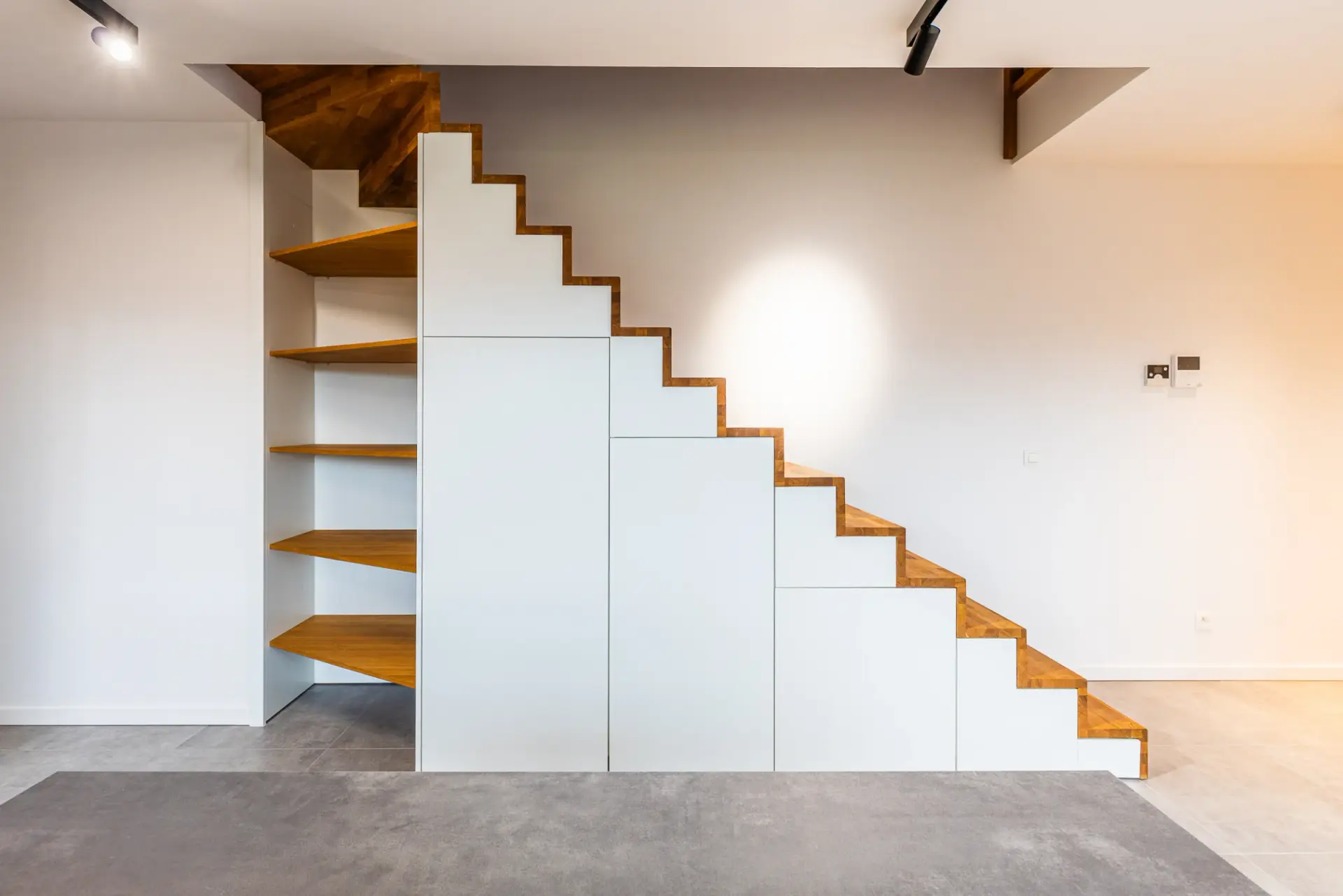 Escalier-rangement chêne sur mesure - réalisation PBN-RENOV